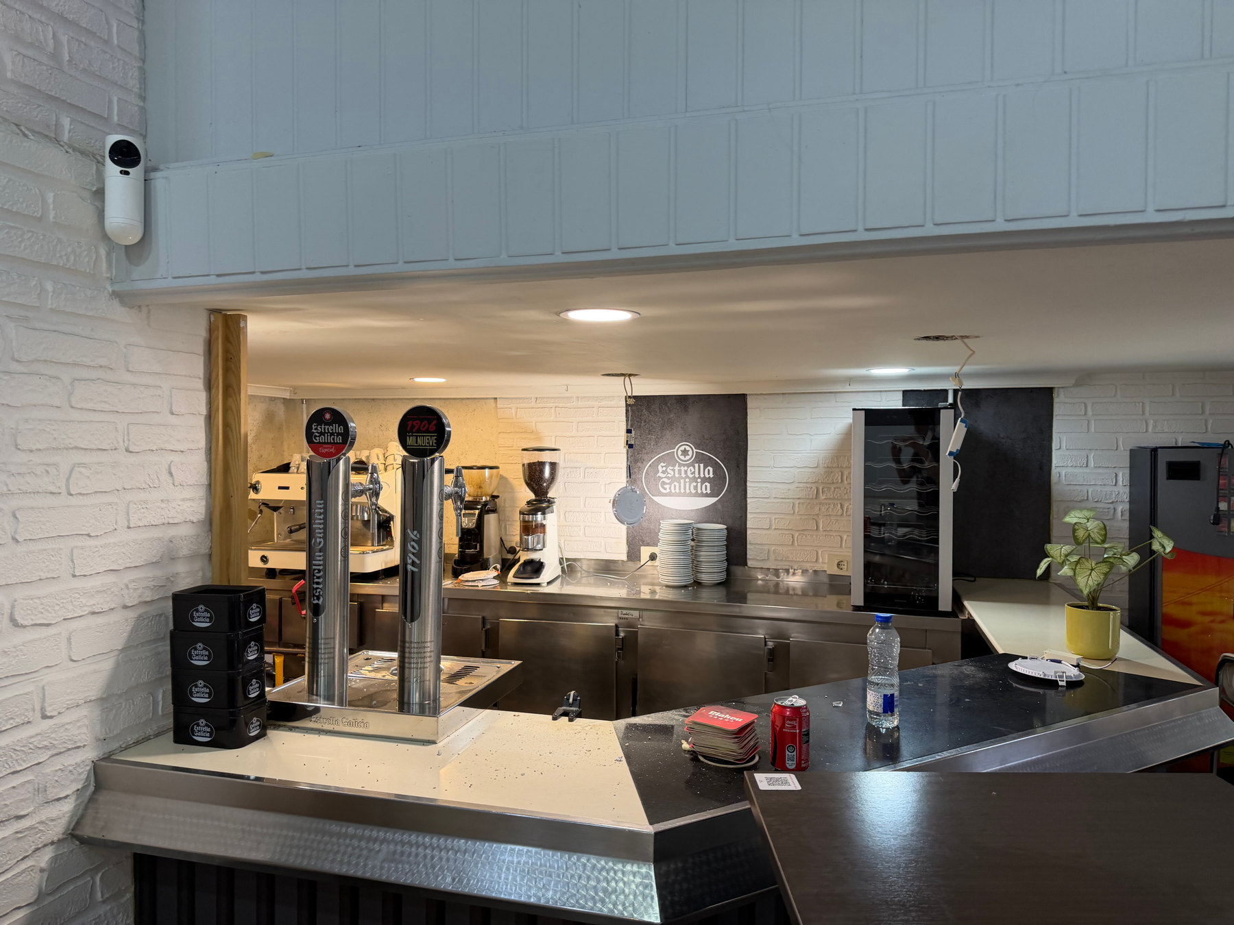 Barra de café y tiradores de cerveza del Café Bar Maracanã